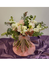 Buchet parfumat cu trandafiri roz pastel, frezii, mathiola 1_717345582