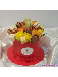 Aranjament cu trandafiri si macarons in joben 20210303_181712