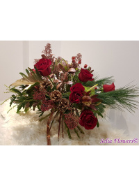 Buchet de Crăciun cu brad, flori naturale și conuri a_263883391