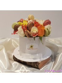 Joben alb cu flori si macarons a_467091864